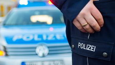 Polizeiauto und Polizist