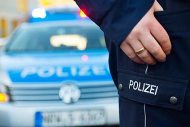 Polizeiauto und Polizist