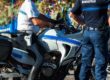 Polizist sitzt auf Motorad