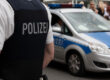 Polizist steht vor Demo