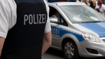 Polizist steht vor Demo