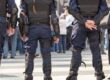 Polizisten bilden eine Mauer
