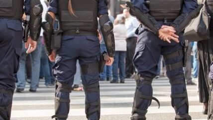 Polizisten bilden eine Mauer
