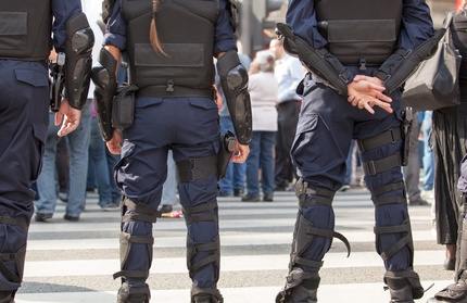 Polizisten bilden eine Mauer