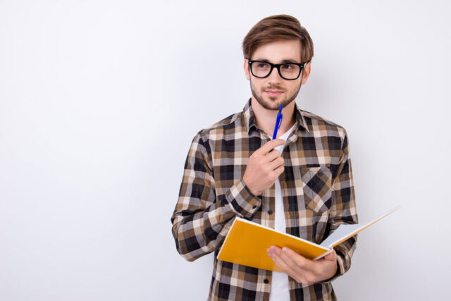 Referendar mit einem Notizbuch in der Hand