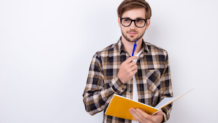 Referendar mit einem Notizbuch in der Hand