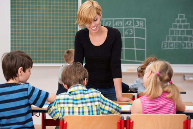 Junge Referendarin in der Schulklasse