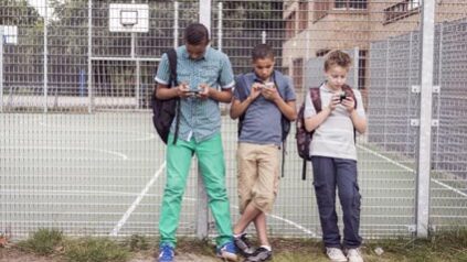Schüler mit Smartphones
