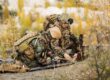 Sanitäter hilft verwunderen Soldaten