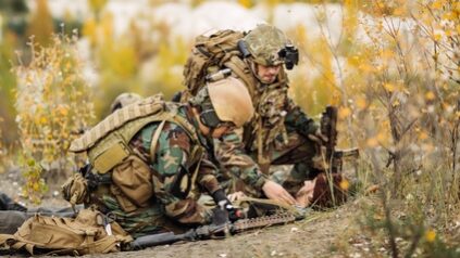 Sanitäter hilft verwunderen Soldaten