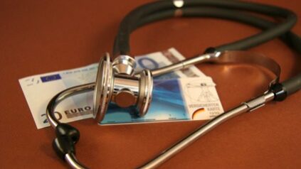 Stethoskopliegt auf Krankenkarte