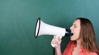 Lehrerin mit Megaphone, Streik
