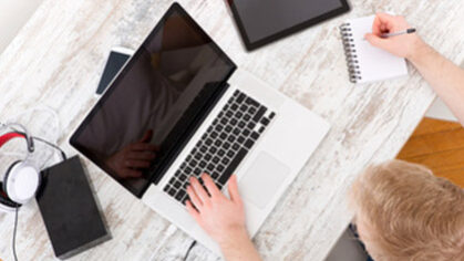 Junger Mann arbeitet am Notebook