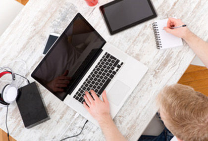 Junger Mann arbeitet am Notebook