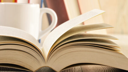 Buch und Tasse auf dem Schreibtisch Buch und Tasse auf dem Schreibtisch