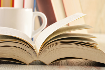 Buch und Tasse auf dem Schreibtisch